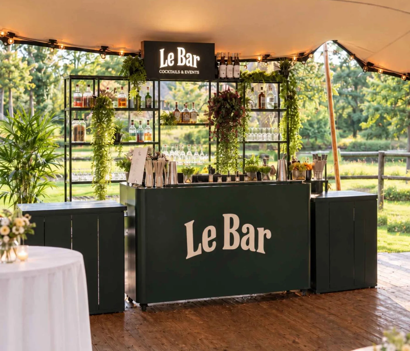Le Bar mobiele bar onder een tent