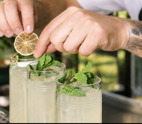 Close-up van drie glazen huisgemaakte limonade gegarneerd met munt en gedroogde citroen
