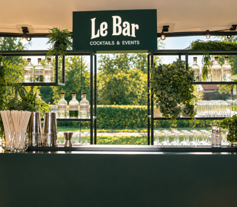 Sfeervol ingerichte mobiele bar van Le Bar met planten en verlichting
